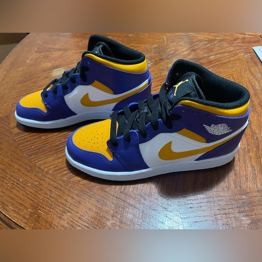 Nike Air Jordan "Laker Purple" Size 4 Youth Shoes